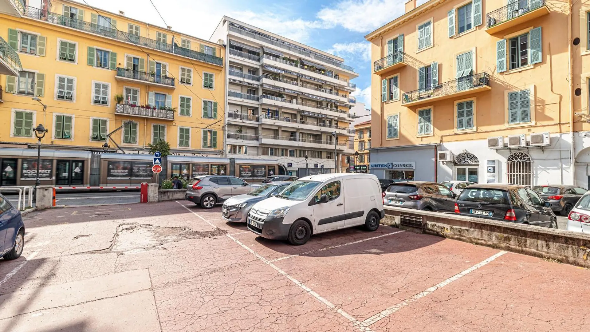 Open Sky Terrace Lage 1 Bdr & Parking Apartment Nice
